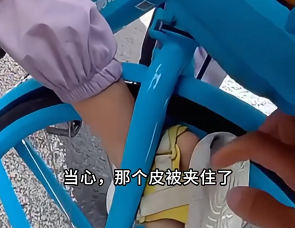 共享单车私加“带娃神器” 消防实测：不安全且违规！