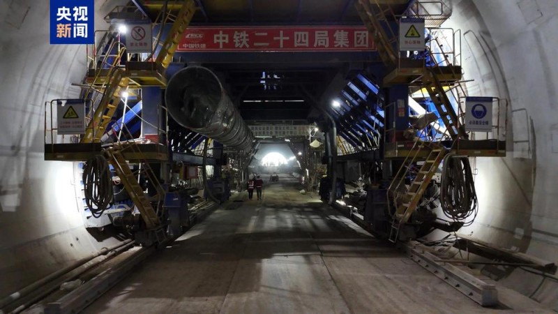 西渝高铁伍家岚一号隧道贯通