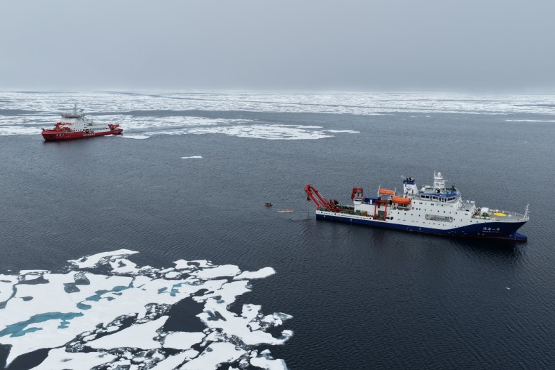 我国成功实现首次载人深潜北极冰区下潜