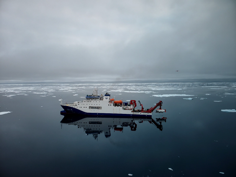 我国成功实现首次载人深潜北极冰区下潜