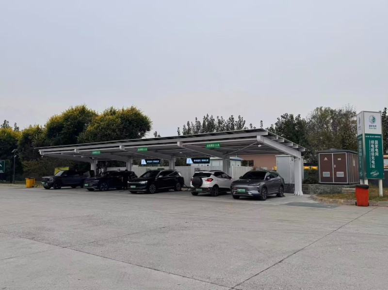 假期出行高速服务区“人等桩”  如何缓解新能源车主的“充电焦虑”？