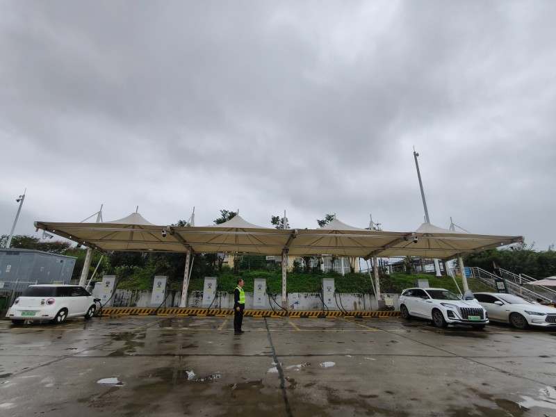 假期出行高速服务区“人等桩”  如何缓解新能源车主的“充电焦虑”？