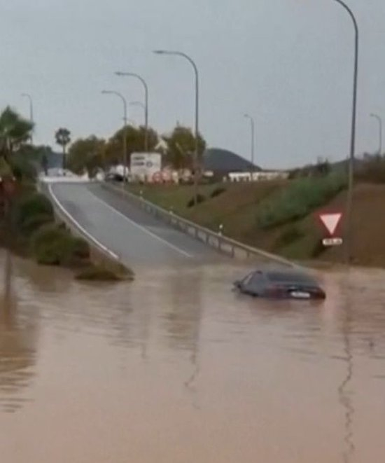 西班牙伊维萨岛再遭洪水 机场公路关闭 公共交通停运