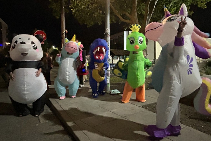 反驳“战区”说法！美波特兰市抗议者扮成“青蛙、恐龙”，抗议特朗普政府向当地派兵