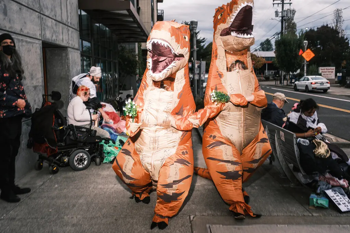 反驳“战区”说法！美波特兰市抗议者扮成“青蛙、恐龙”，抗议特朗普政府向当地派兵