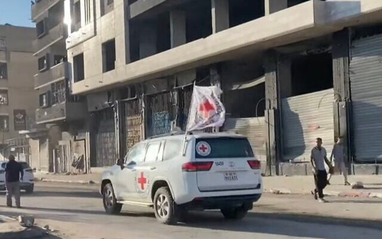 以军接收7名获释被扣押人员