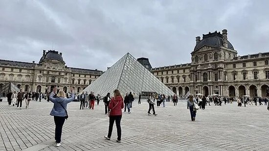 卢浮宫突发持械抢劫事件多件藏品被盗,细节披露:数名蒙面嫌犯从施工区闯入,打碎玻璃后盗走藏品