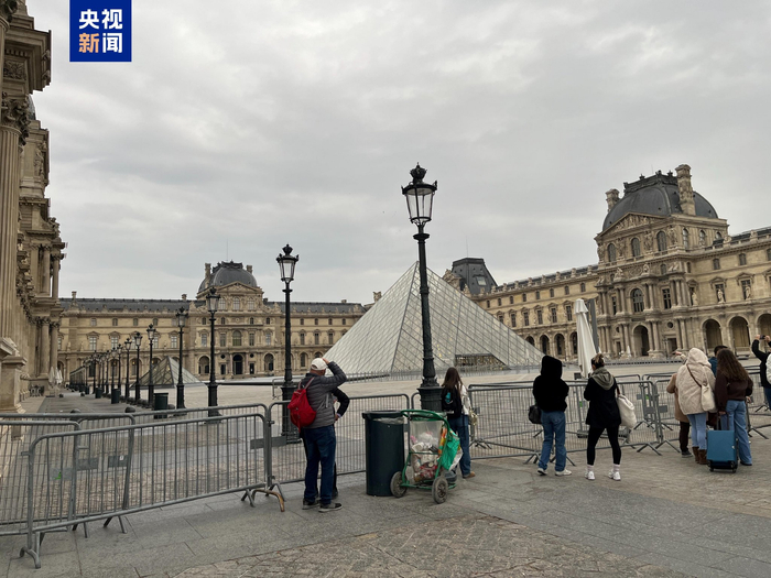 卢浮宫遭盗抢闭馆 游客质疑博物馆安保措施