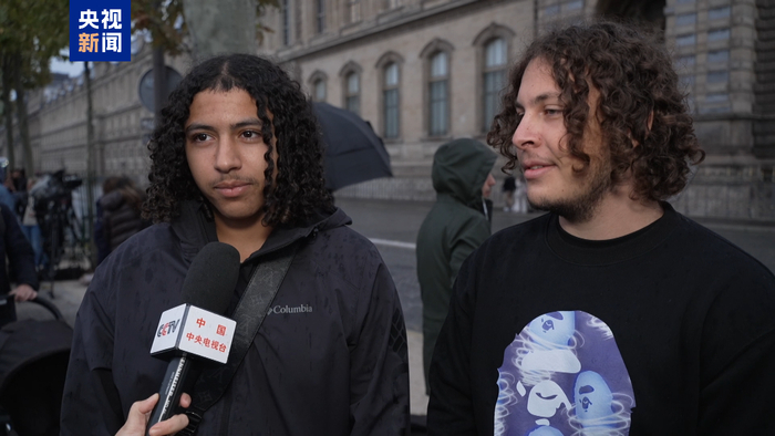 卢浮宫遭盗抢闭馆 游客质疑博物馆安保措施