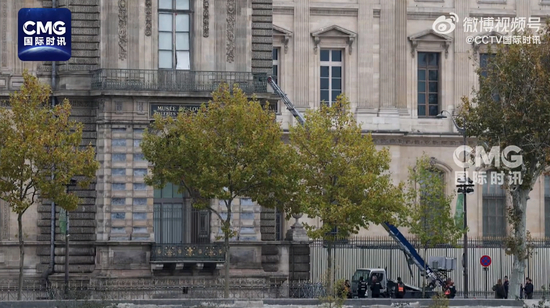 卢浮宫大劫案,最新消息!被抢文物“价值无法估量”,劫匪弄丢的“欧仁妮王后王冠”就值数千万欧元,事发时游客陷入恐慌