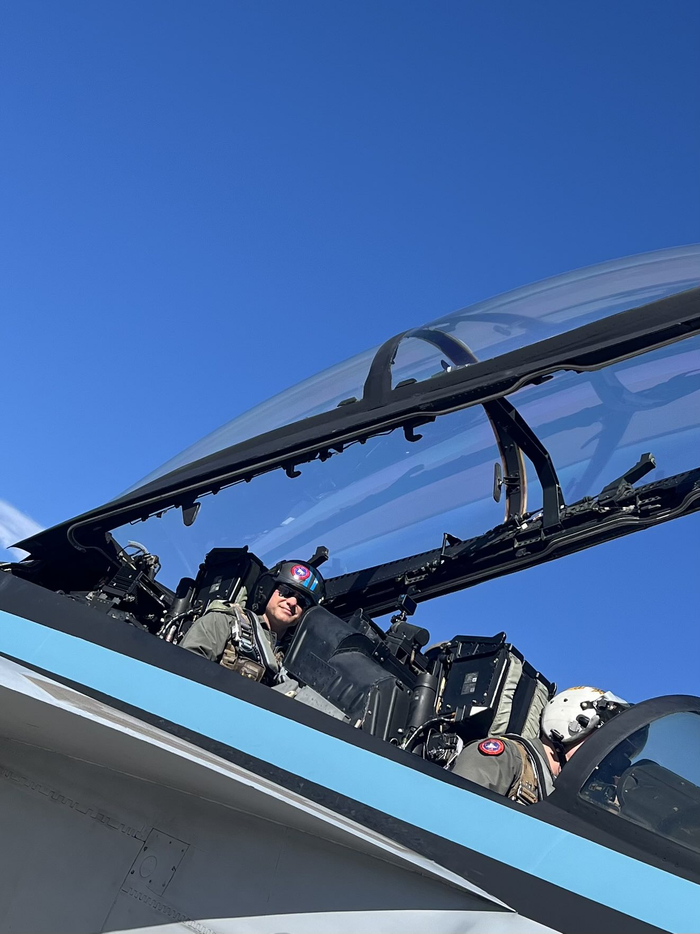 美媒:美防长坐在战机后座参加飞行表演,宣传“壮志凌云时刻”,被批浪费资源