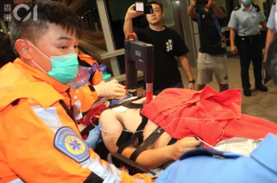 香港机场一波音飞机冲出跑道与地勤车相撞,致2人死亡,机身坠入海中,机场管理局:今天10点交代情况