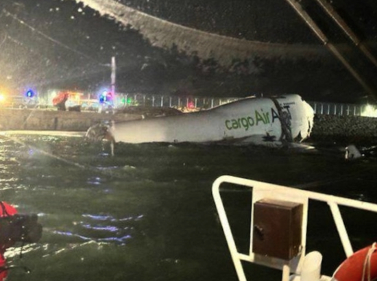 香港机场一波音飞机冲出跑道与地勤车相撞,致2人死亡,机身坠入海中,机场管理局:今天10点交代情况