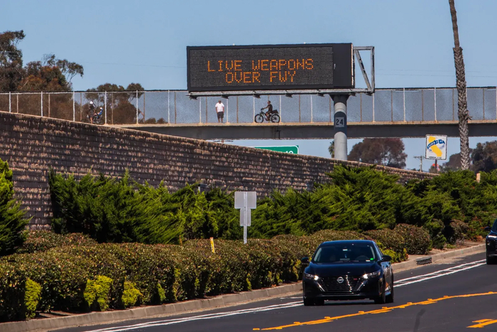 美副总统安保车遭军演炮弹碎片击中 未造成人员伤亡