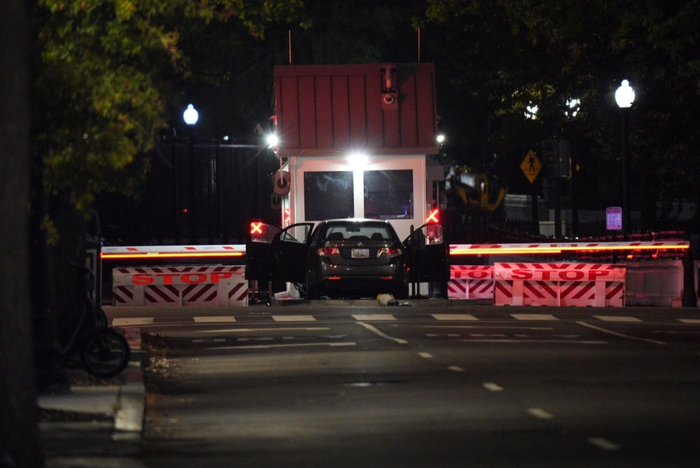 美媒:白宫外安全门遭人驾车冲撞,涉事人员在事发后被立即逮捕