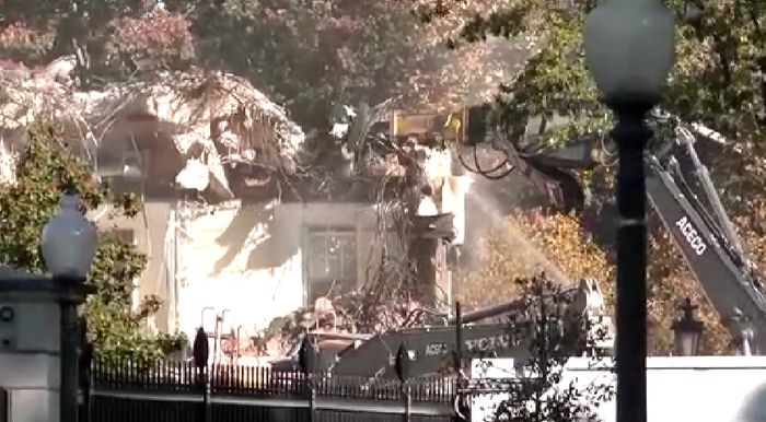 白宫右翼被拆，美国民众暴怒：白痴总统把钱花在这种事上？