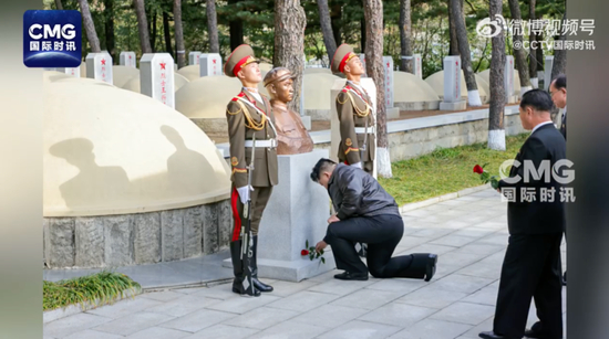 金正恩向毛岸英之墓献花
