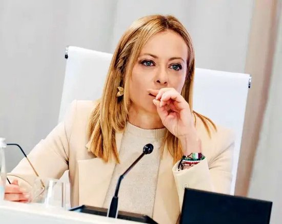 晒意大利女总理“色情照”网站,被反击