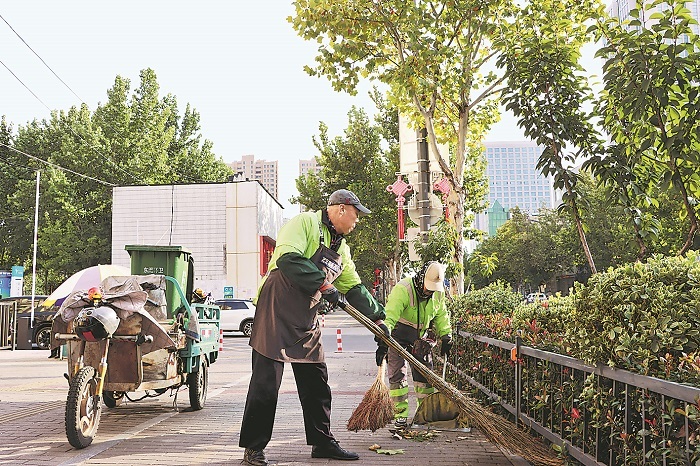 500米马路，这对六旬夫妻“扫”出满街温暖