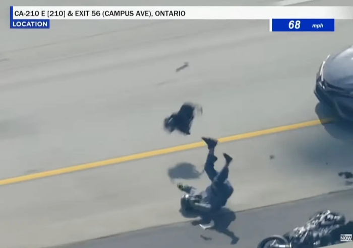 美媒：美国一枪手骑摩托车与警察上演公路追逐，枪手疑似试图“掏枪”时撞上前车摔倒