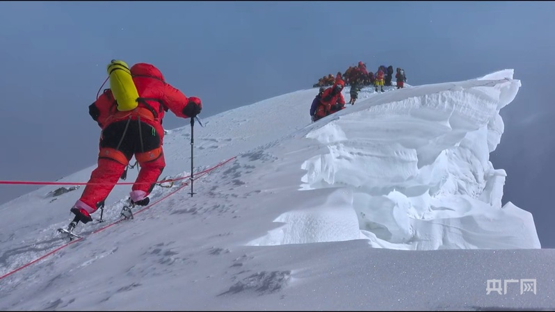 老龄盛典・银发榜样丨69岁时,他靠一双假肢登上珠穆朗玛峰