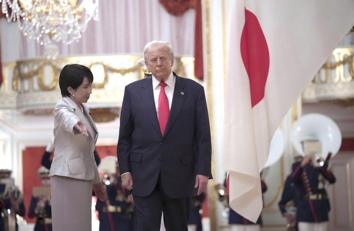 高市早苗急赶着给特朗普“送大礼”，日本网民炸锅：他配吗？