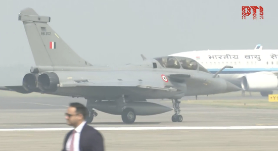 现场画面！印度总统乘坐“阵风”战斗机进行飞行体验