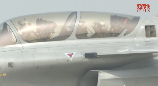 现场画面！印度总统乘坐“阵风”战斗机进行飞行体验