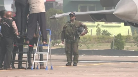 现场画面！印度总统乘坐“阵风”战斗机进行飞行体验