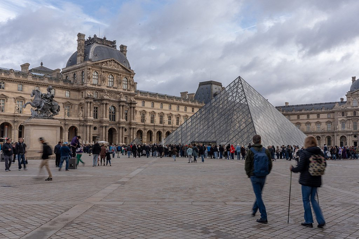 卢浮宫抢劫案第三名嫌疑人被捕