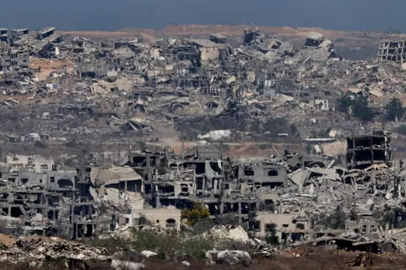 7点出发丨男子在长城墙上刻画，女子拿手机拍照留念，警方回应→