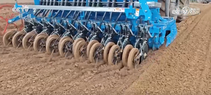 多举措协同全力推进秋收 高科技农机与时间“赛跑”抢收抢种