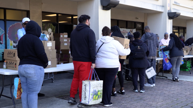 美政府“停摆”三周整 食品救济摊位前排起长队