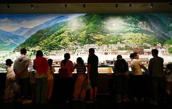 好评中国 | 不忘百万三峡移民，用奉献托举时代丰碑