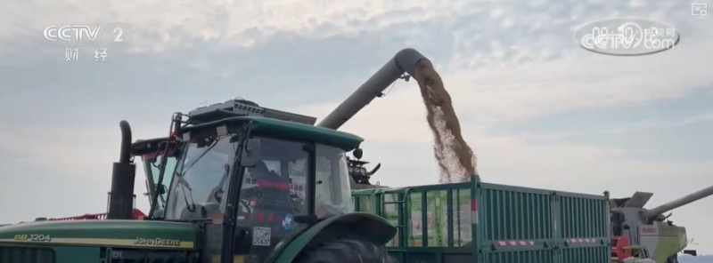 多举措协同全力推进秋收 高科技农机与时间“赛跑”抢收抢种