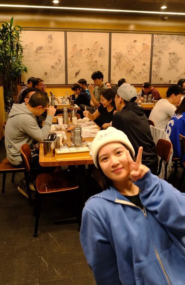 杨瀚森吃夜宵引争议，NBA赛后加练罕见，科比也曾外出就餐