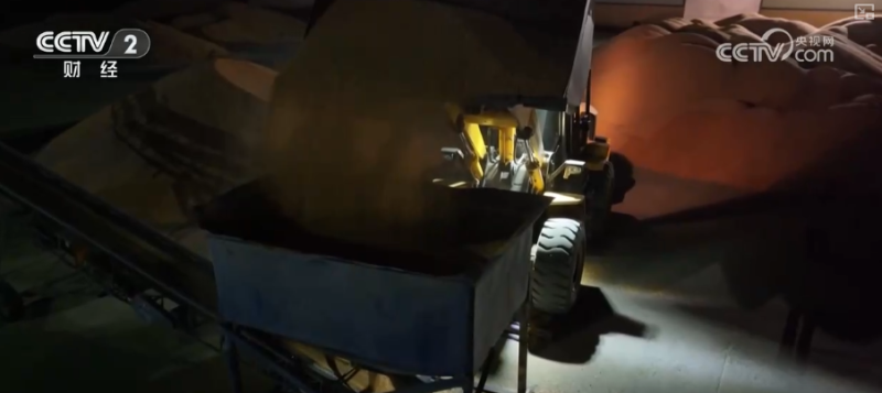 多举措协同全力推进秋收 高科技农机与时间“赛跑”抢收抢种