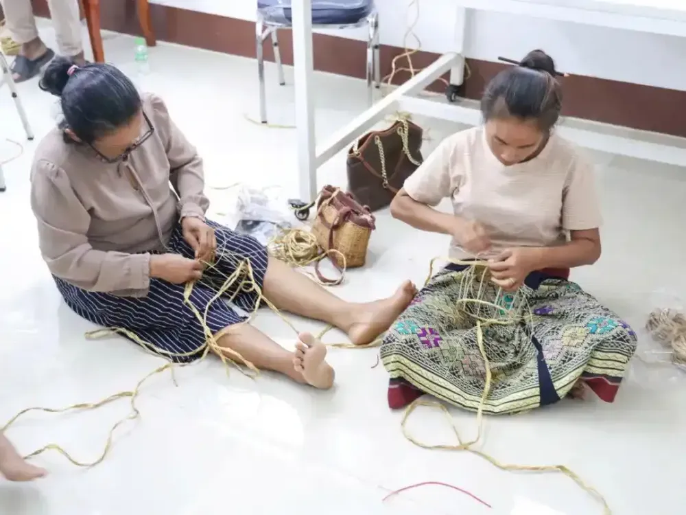 全球妇女峰会活动上,这三张照片背后有故事