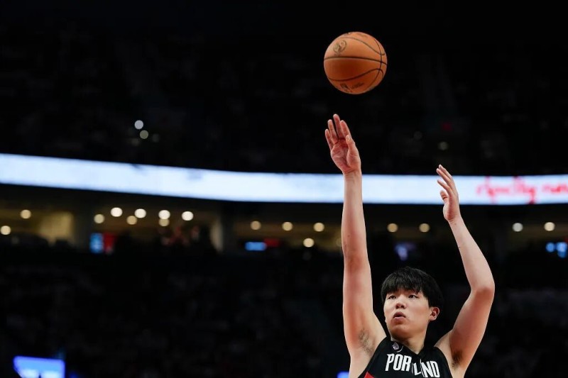 上场5分钟，得2分，1个篮板，杨瀚森体验NBA万事开头难