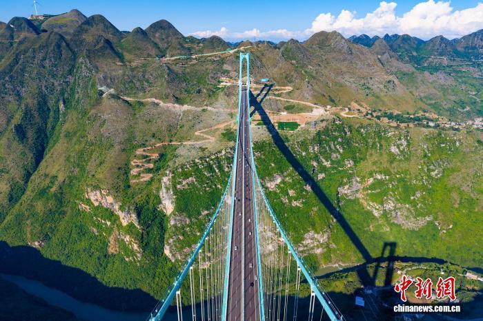 （经济观察）中国“双节”民众出行热情空前高涨 假日经济显活力