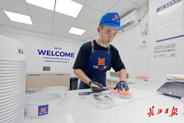 花湖八日――在跑道、在直播间、在百姓餐桌，看见一张通达全球的网