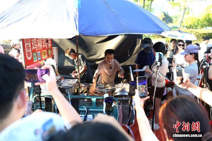 （经济观察）中国“双节”民众出行热情空前高涨 假日经济显活力