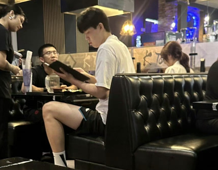 拒绝沉默！杨瀚森女友赴美陪伴遭网暴 勇敢回击展现鲜明态度