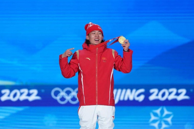 突破人类极限！苏翊鸣完成世界首个“背靠背1980”