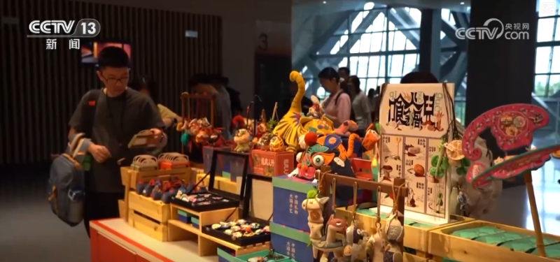 “潮”出消费新活力！文化IP跨界创新赋能传统文化全龄段“活态传承”