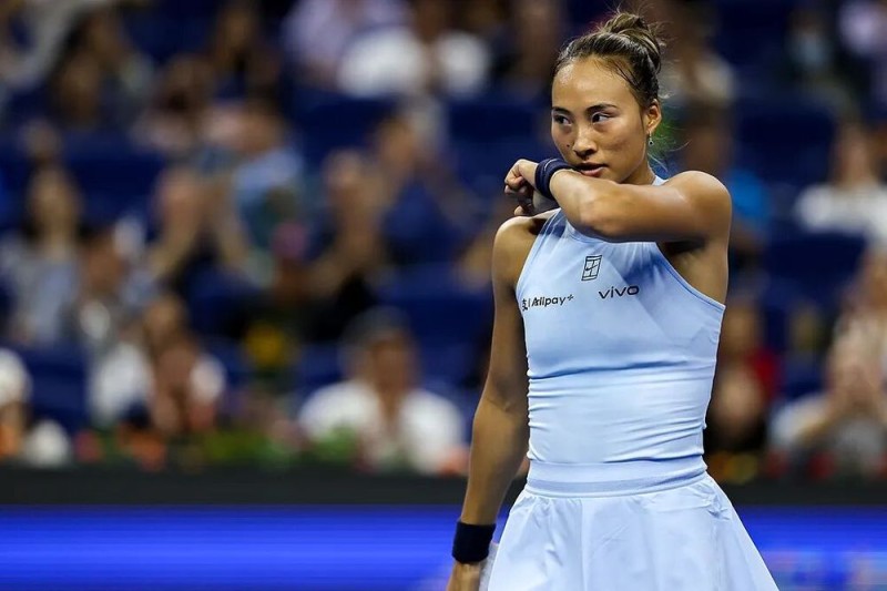 7点出发｜游客爬到孔子雕像上拍照？景区回应→