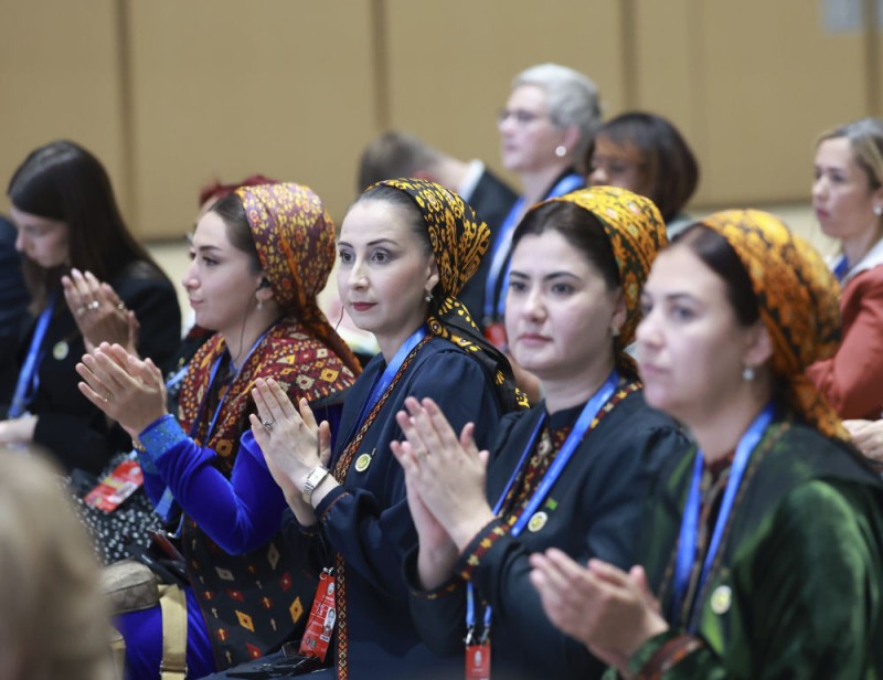 新华鲜报｜命运与共！全球妇女峰会镌刻新坐标