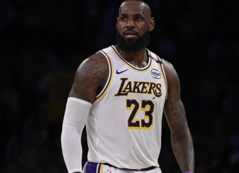 媒体人：果然不出所料，詹姆斯的重要决定又一次烽火戏球迷