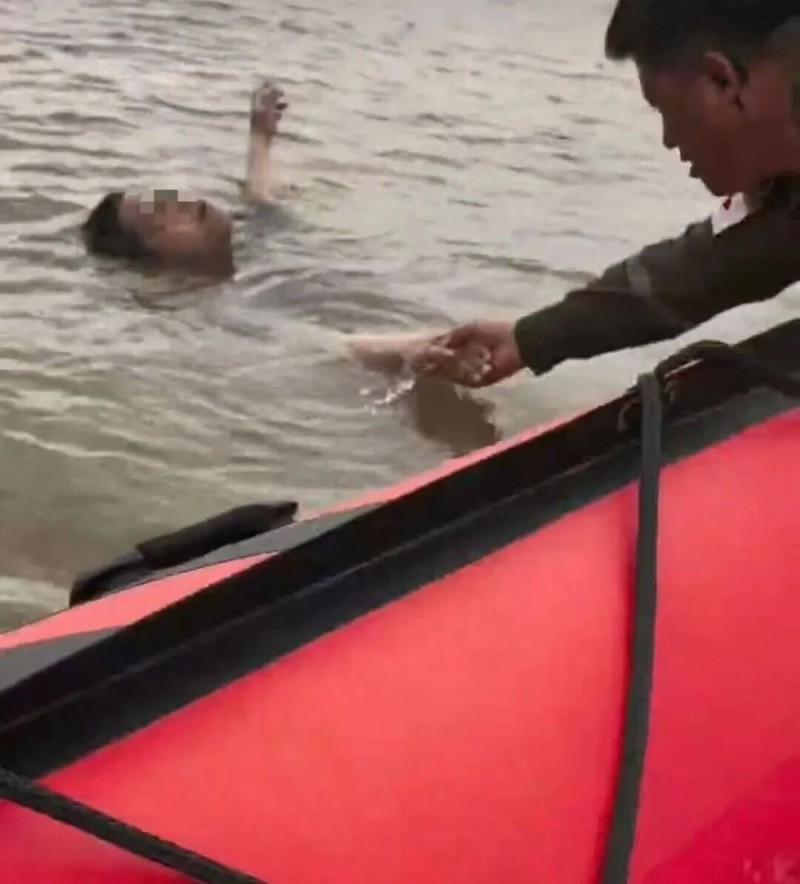 230斤小伙酒后落入钱塘江，漂浮7小时终获救