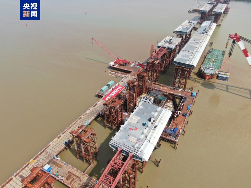 进度条刷新  广州万龙大桥首节段钢塔架设完成